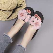 2019 fashion wear a word drag female summer Korean version of the flower flat bottom wild beach shoes seaside slope with thick bottom non-slip sandals (shoes 112)