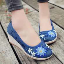 New old Beijing cloth shoes with national wind embroidered shoes retro high-heeled shoes embroidered shoes women's shoes (shoes 126)