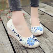 New old Beijing cloth shoes with national wind embroidered shoes retro high-heeled shoes embroidered shoes women's shoes (shoes 126)
