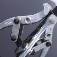 Manual complex vanadium steel multi-function three-jaw puller. Thickened manual mechanical three-jaw puller. hand operated tools
