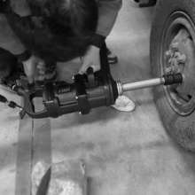 Taiwan Naiwei screw wind cannon 1 inch pneumatic large torque wrench. Pneumatic wrench. The wind cannon is powerful and heavy-duty. tool