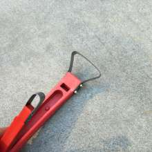 Use a knife knife for scraping bark. A scraping knife that scrapes the rot. Scraper knife. Shaving tree