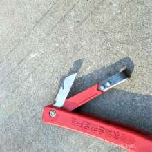 Use a knife knife for scraping bark. A scraping knife that scrapes the rot. Scraper knife. Shaving tree