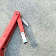 Use a knife knife for scraping bark. A scraping knife that scrapes the rot. Scraper knife. Shaving tree