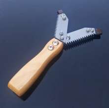 Scud new double-piece ring saw. Jujube ring cutting. Open the chain saw. Knife fruit tree peeling tool. Cut bark ring cutting saw