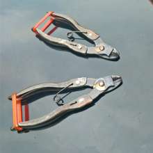 The handle of the stalk is cut. Orange orange scissors. Fruit picking. Pick the fruit and cut it. Apple pear scissors. The cocky fruit puts the scissors. Plant shear