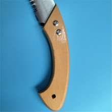 The source manufacturer's wooden handle garden saw uses a 65 manganese steel saw blade with a thickness of 1.2 after a plane drawing and the brightness is like a mirror.