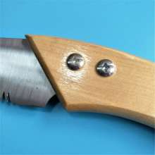The source manufacturer's wooden handle garden saw uses a 65 manganese steel saw blade with a thickness of 1.2 after a plane drawing and the brightness is like a mirror.
