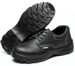 Steel toe cap protective shoes. Anti-smashing and anti-piercing safety shoes. Summer cowhide breathable low-top safety shoes