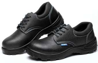 Steel toe cap protective shoes. Anti-smashing and anti-piercing safety shoes. Summer cowhide breathable low-top safety shoes