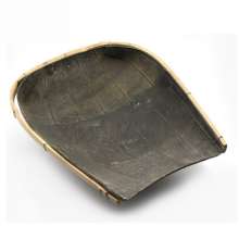 Lijin tire dustpan. Soil and dustpan for agricultural construction. A pair of car tires Endeavour and dustpan. dustpan