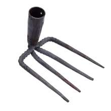 Forge a small rake. Four-tooth rake nails. The four-tooth hook rake peanuts grabs the small rake. The rebar four-tooth harrow is about 1.2 catties