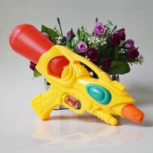New summer baby bathing and playing with water toys. Beach 30cm small drifting children's toy. water gun