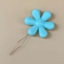 Plum flower plastic gourd needle piercer wholesale. Color plastic tail piercer.- Lead embroidery tools. Needle tool