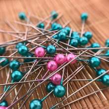 100 pearlescent needles in a colored plastic box. Paper positioning needle. Garment pin. Round pin.