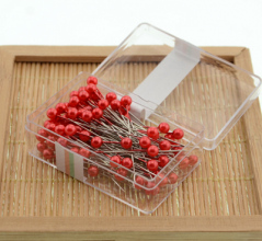 100 pearlescent needles in a colored plastic box. Paper positioning needle. Garment pin. Round pin.